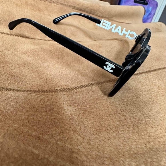 Chanel Acetate & Strass Sunglasses never worn brand new. Too big for my face. - Picture 4 of 9